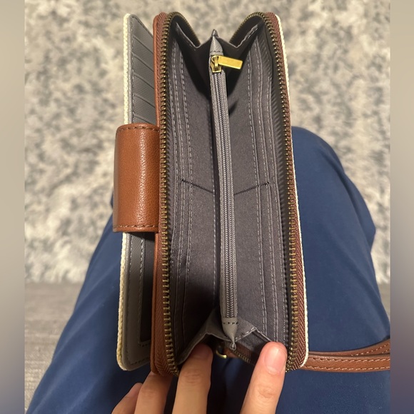 Used wallet but in good condition. Used two times. No stains or scratches - Picture 3 of 5